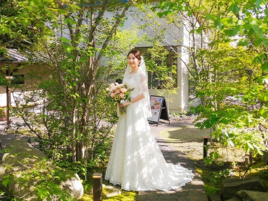 nokiの庭でウェディングドレスの花嫁