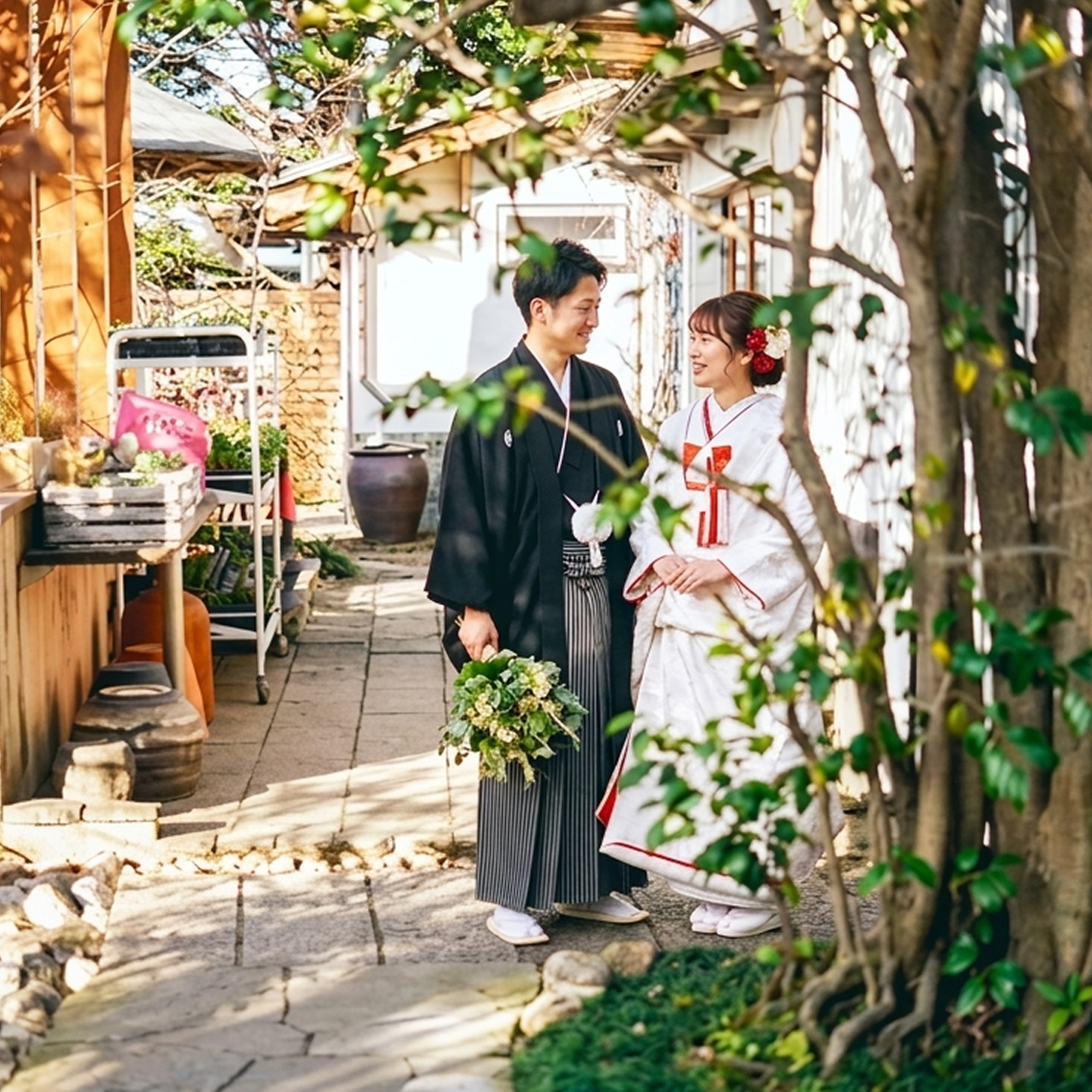 nokiの庭の和服姿の新郎新婦